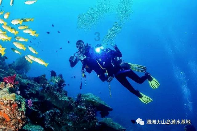 重庆百架无人机失控集体撞大楼，是否造成了很大的影响？游戏画面